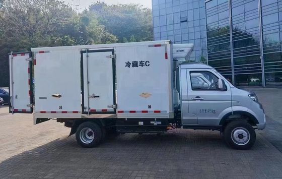 کامیون کوچکی با جعبه یخچال 1.5T برای تحویل محموله های غذایی تازه
